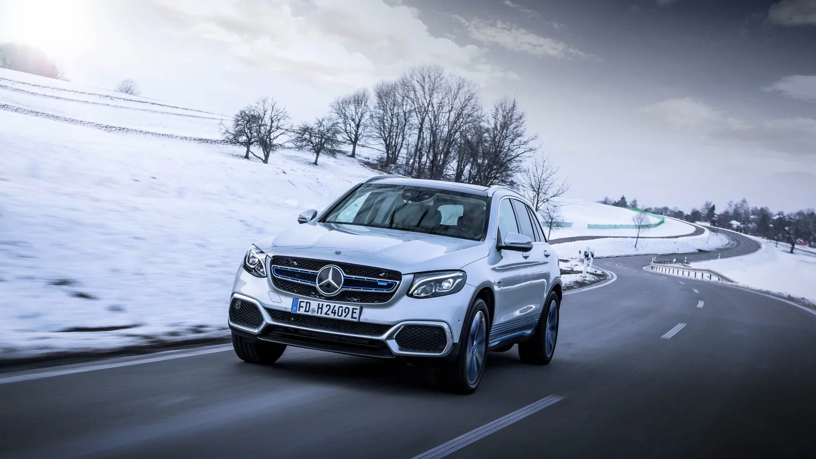 Das Vorserienmodell des neuen Mercedes-Benz GLC F-CELL – neben Wasserstoff wird die rein elektrische Variante des SUV auch Strom „tanken“. // The preproduction model of the new Mercedes-Benz GLC F-CELL - in addition to hydrogen, the all-electric variant of the popular SUV will also run on electricity.